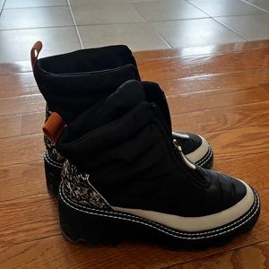 Black women’s winter boots with heel